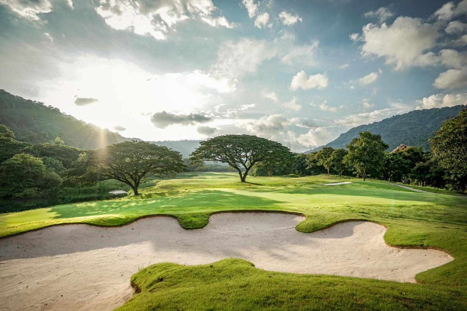 Royal Hills Golf Resort & Spa Nakhon Nayok Exterior photo
